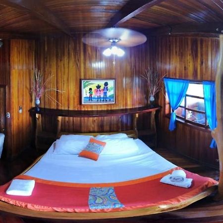 Hotel La Isla Inn Puerto Viejo de Talamanca Bagian luar foto