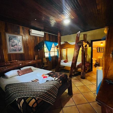 Hotel La Isla Inn Puerto Viejo de Talamanca Bagian luar foto