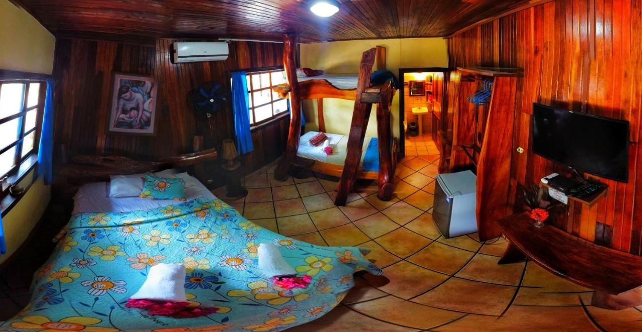 Hotel La Isla Inn Puerto Viejo de Talamanca Bagian luar foto