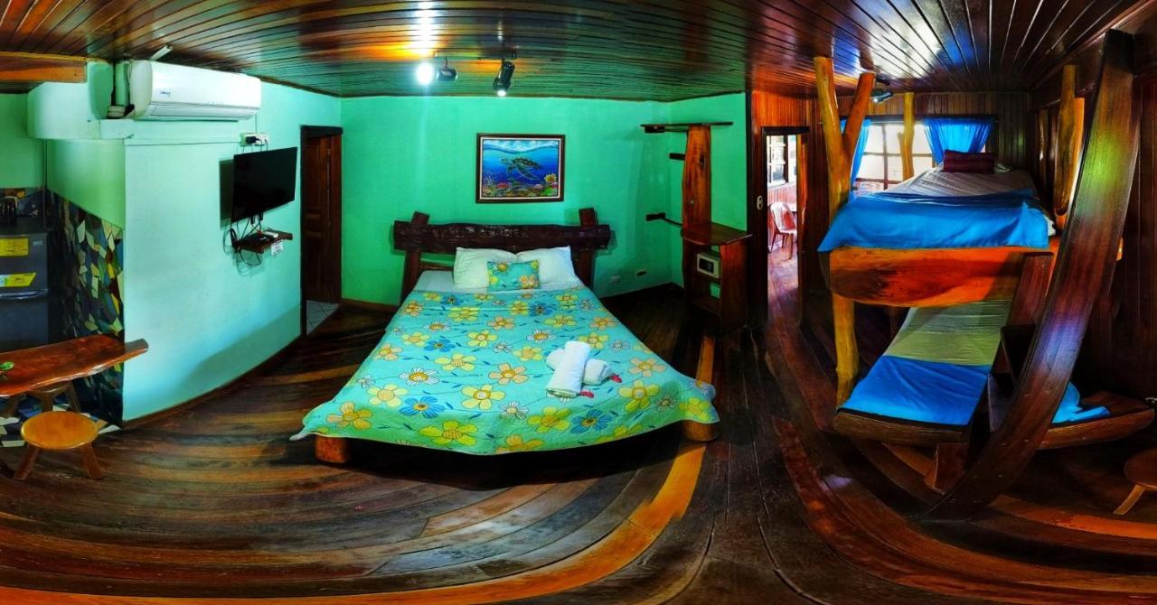 Hotel La Isla Inn Puerto Viejo de Talamanca Bagian luar foto
