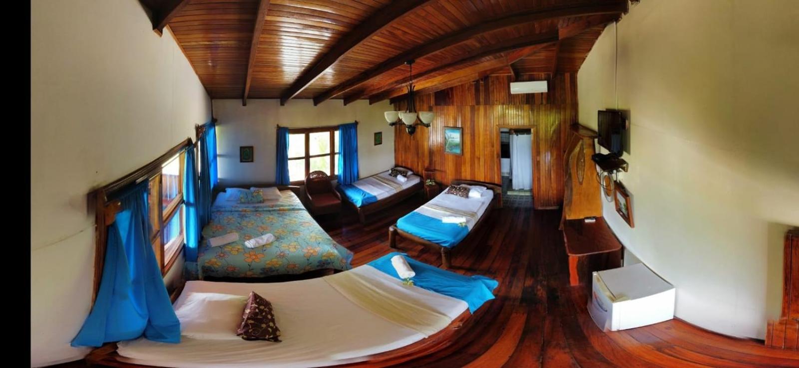 Hotel La Isla Inn Puerto Viejo de Talamanca Bagian luar foto