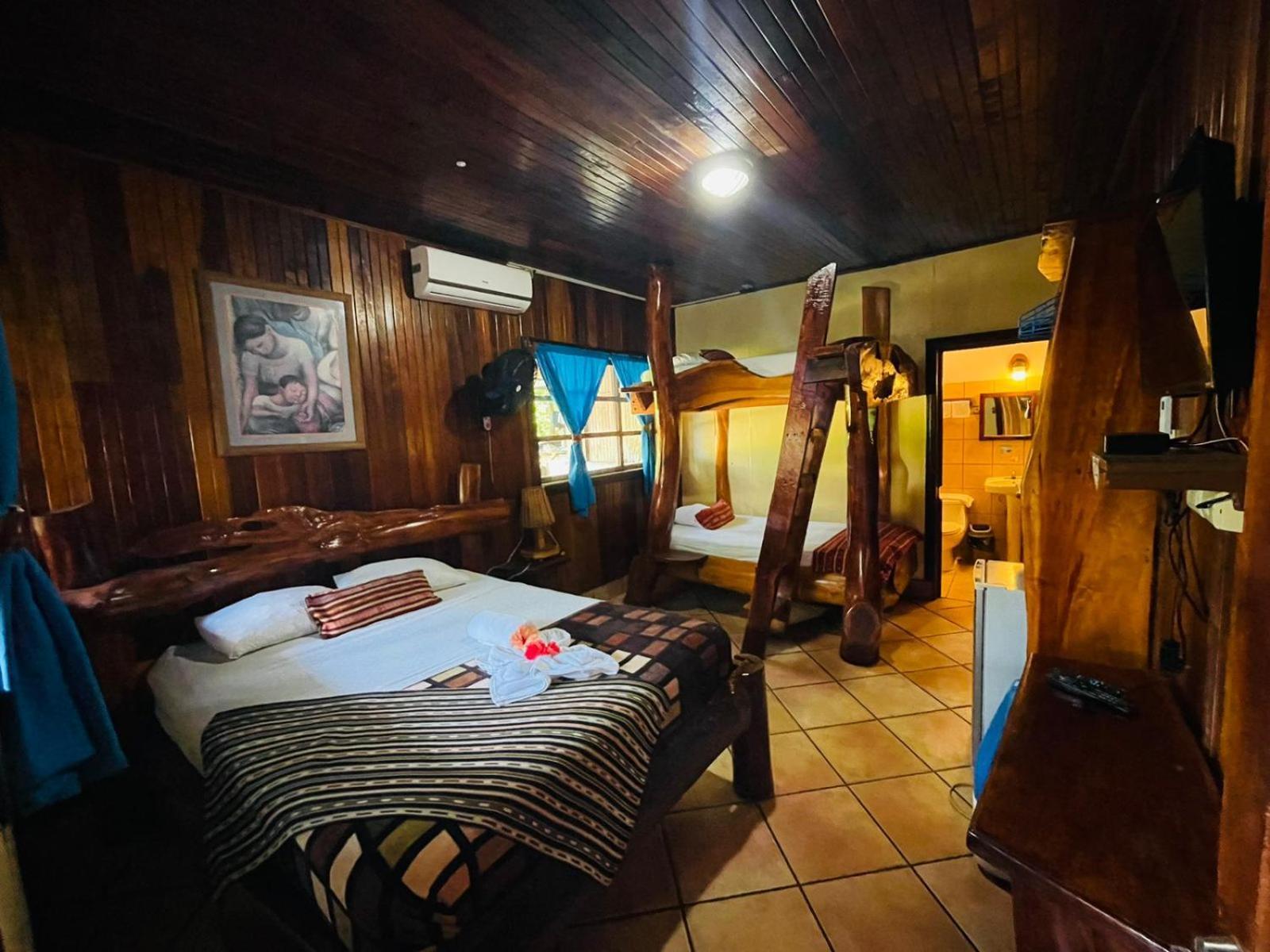 Hotel La Isla Inn Puerto Viejo de Talamanca Bagian luar foto