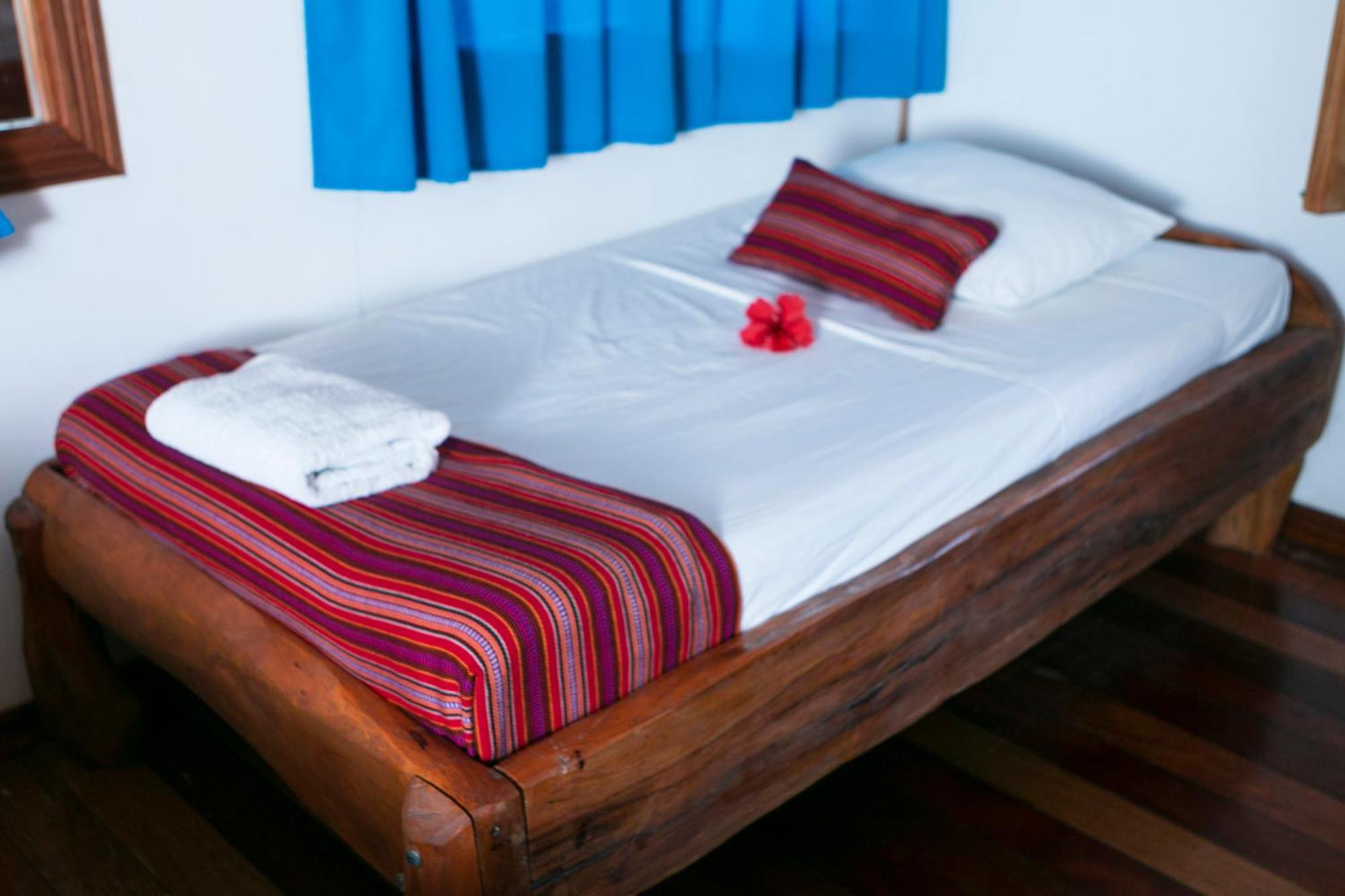 Hotel La Isla Inn Puerto Viejo de Talamanca Bagian luar foto