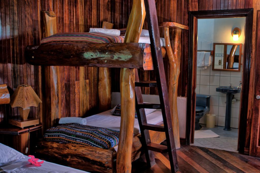 Hotel La Isla Inn Puerto Viejo de Talamanca Bagian luar foto