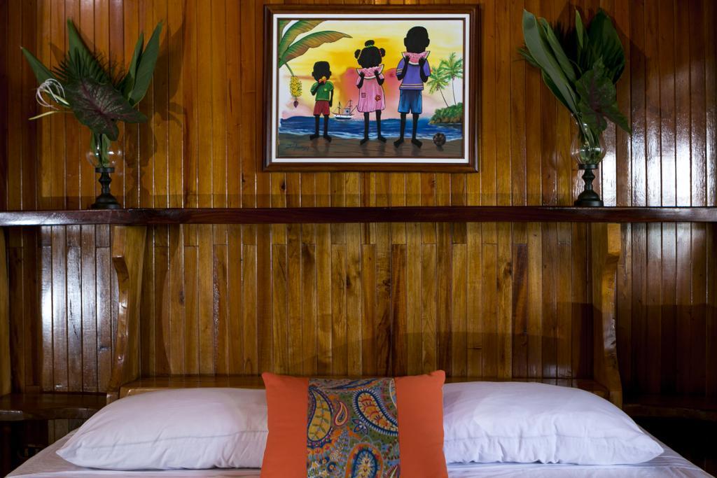 Hotel La Isla Inn Puerto Viejo de Talamanca Bagian luar foto