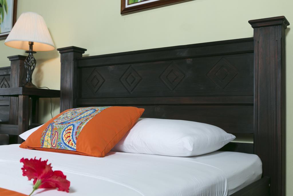 Hotel La Isla Inn Puerto Viejo de Talamanca Bagian luar foto