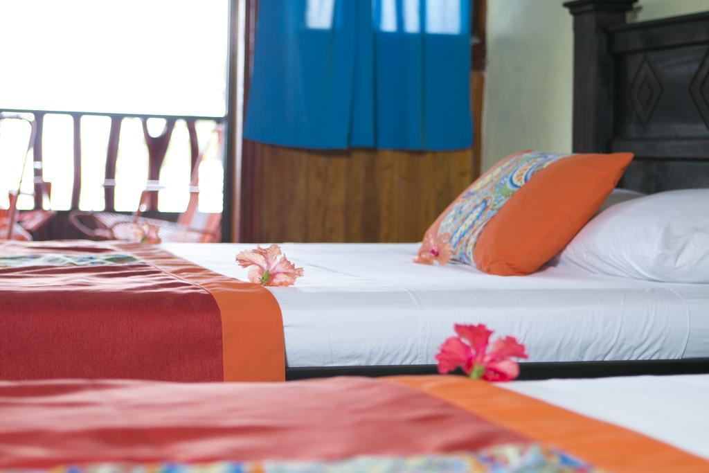 Hotel La Isla Inn Puerto Viejo de Talamanca Bagian luar foto