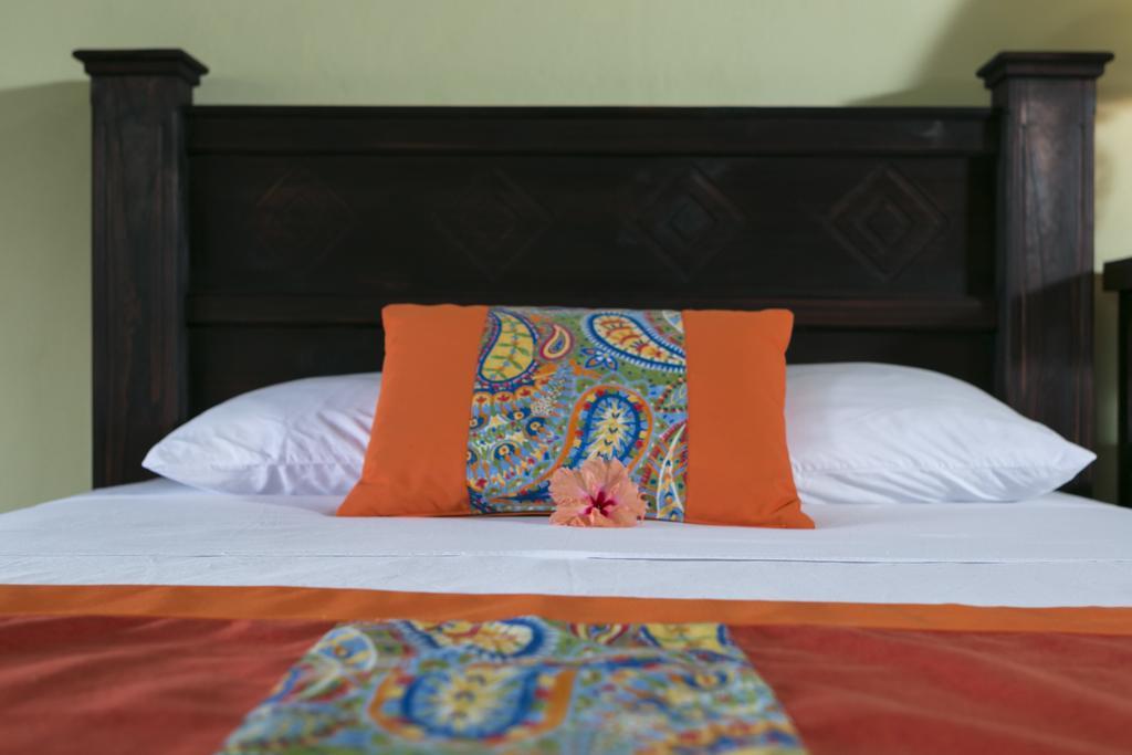 Hotel La Isla Inn Puerto Viejo de Talamanca Bagian luar foto