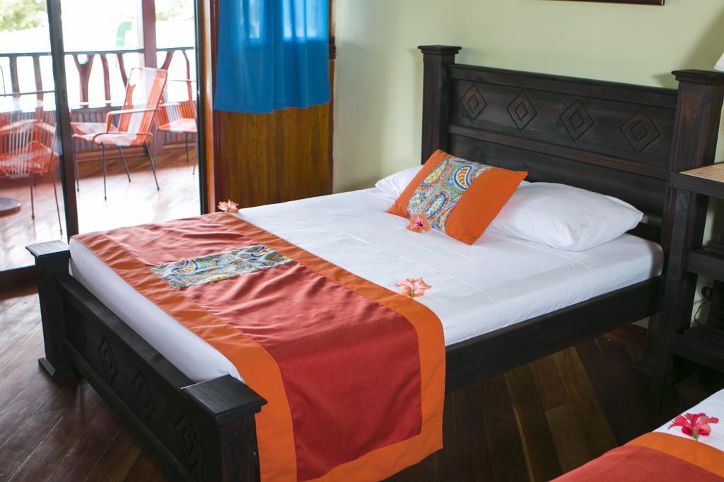 Hotel La Isla Inn Puerto Viejo de Talamanca Bagian luar foto