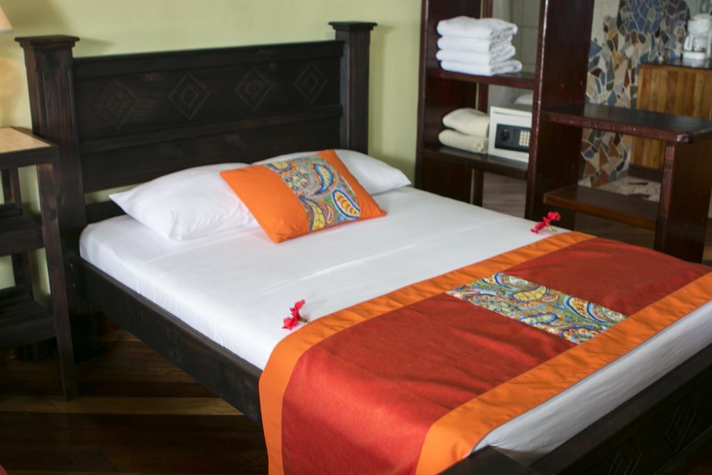Hotel La Isla Inn Puerto Viejo de Talamanca Bagian luar foto
