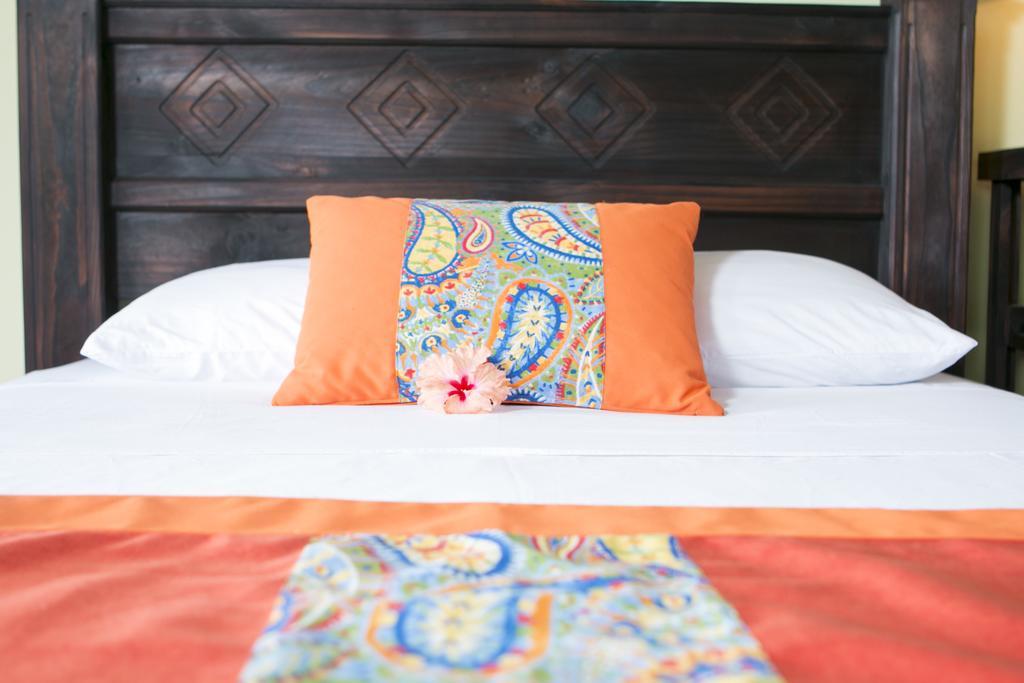 Hotel La Isla Inn Puerto Viejo de Talamanca Bagian luar foto