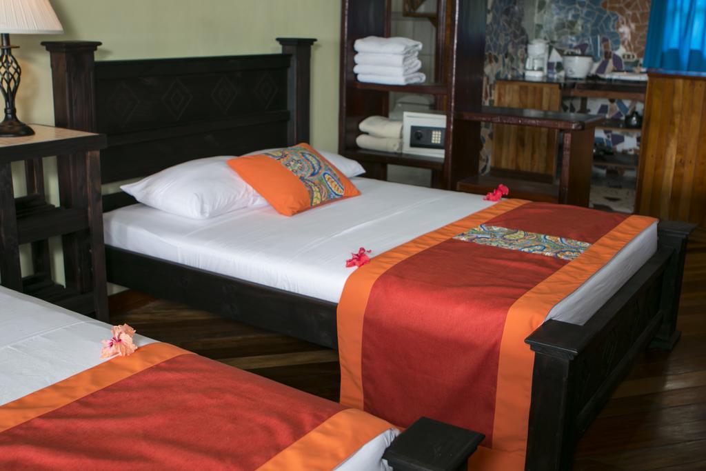 Hotel La Isla Inn Puerto Viejo de Talamanca Bagian luar foto