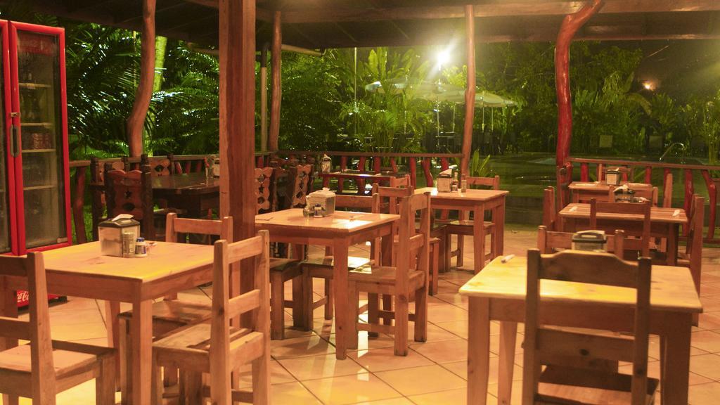 Hotel La Isla Inn Puerto Viejo de Talamanca Bagian luar foto